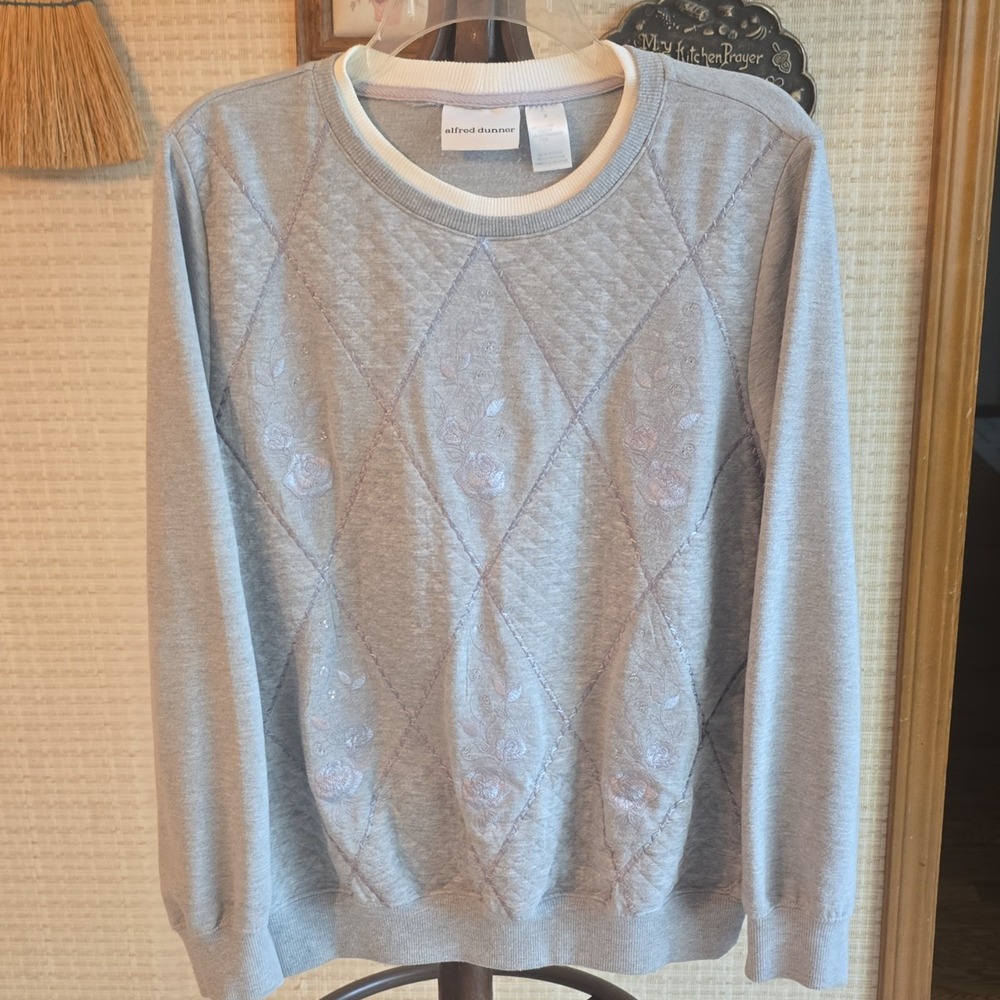 Alfred Dunner Quilted Light Gray Floral Crewneck Sweater Size M
